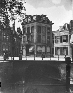 853315 Gezicht op de voor- en zijgevel van het huis Achter de Dom 13 te Utrecht; rechts het huis Achter de Dom 30.